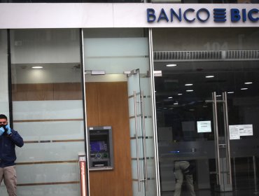 Investigan robo llevado a cabo por solitario delincuente en sucursal bancaria de Las Condes