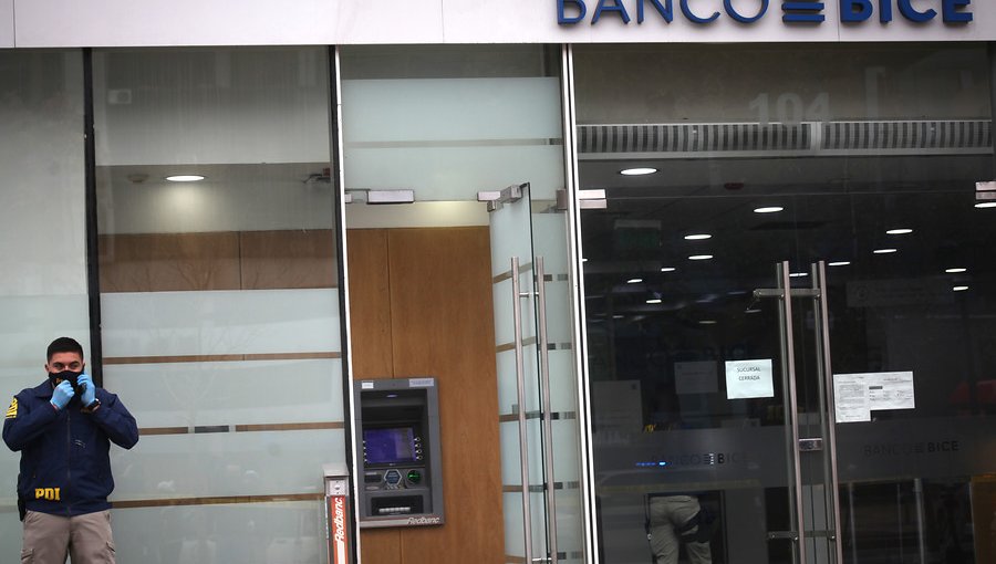 Investigan robo llevado a cabo por solitario delincuente en sucursal bancaria de Las Condes