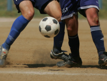 Carabineros sorprende a un veintenar de hombres jugando fútbol en Bulnes: detuvieron a siete