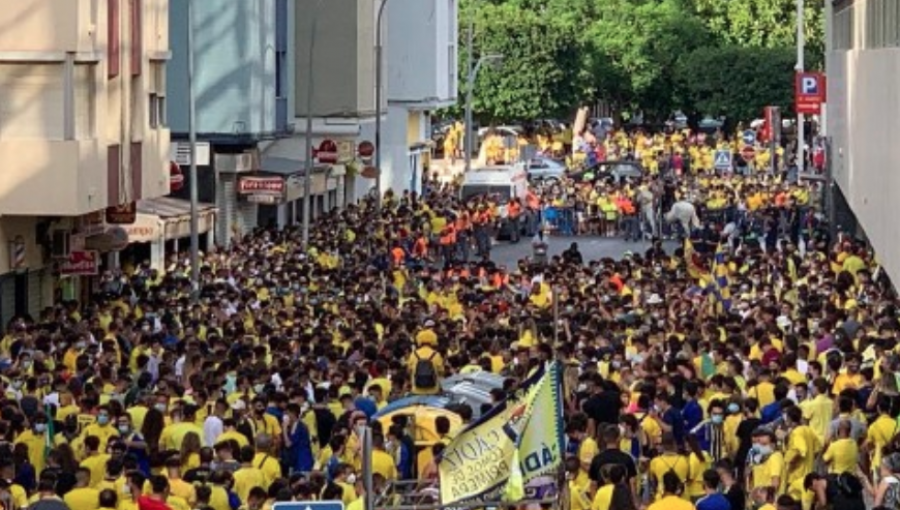 Aglomeraciones masivas protagonizadas por hinchas del Cadiz ponen en alerta a España