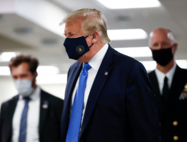 Donald Trump se mostró por primera vez usando mascarilla en público