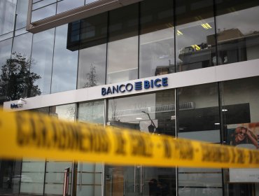 Sólo con firma mensual y arraigo nacional queda presunto autor del robo a banco de Las Condes