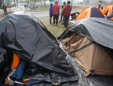 Nuevo grupo de ciudadanos bolivianos acampa en las afueras del consulado en Providencia