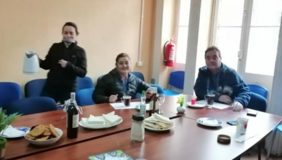 Con alcohol y sin medidas sanitarias: denuncian que funcionarios realizaron fiesta al interior de la Municipalidad de Valparaíso