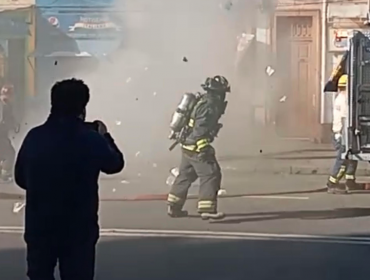 Registran fuerte explosión segundos después que bombero ingresara a inmueble incendiado en Valparaíso