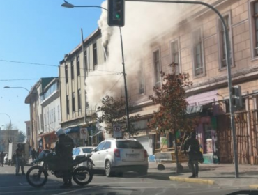 Explosión de gas habría provocado incendio que afecta a varios locales comerciales de Valparaíso