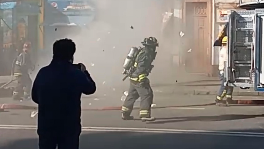 Registran fuerte explosión segundos después que bombero ingresara a inmueble incendiado en Valparaíso