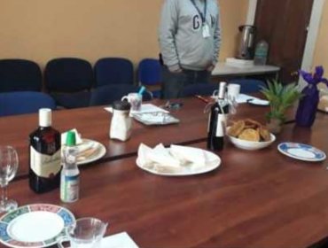 "Fiesta" en oficina municipal de Valparaíso: defensa de acusados apunta a "acoso laboral" de la administración Sharp