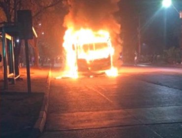 Ataques a comisarías y un bus quemado tras cacerolazos en la región Metropolitana