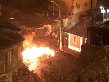 Cacerolazos derivaron en barricadas e incidentes en diversos cerros de Valparaíso