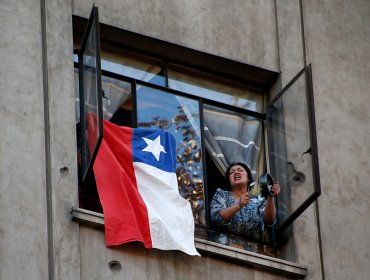 Con cacerolazos y banderas, algunos chilenos celebraron aprobación del proyecto del 10% en la Cámara