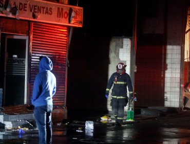 Barricadas y enfrentamientos derivan en incendio y saqueo a bodegas de servicentro en Villa Francia