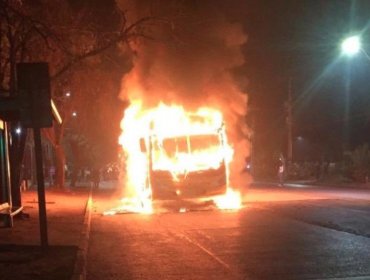 Barricadas, saqueos y un bus y automotora quemada: así fue la noche de incidentes en la región Metropolitana