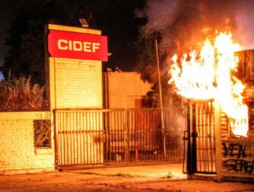 Antisociales provocaron incendio que destruyó 16 vehículos en automotora de Estación Central