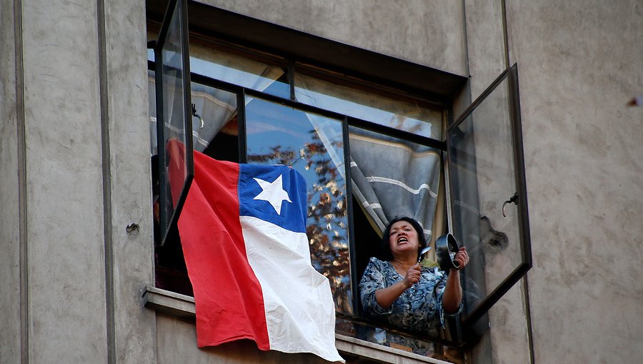 Con cacerolazos y banderas, algunos chilenos celebraron aprobación del proyecto del 10% en la Cámara