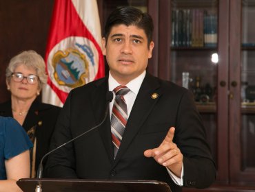 Presidente de Costa Rica disminuye su sueldo 15% para apoyar misma baja en empleados públicos