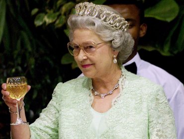 Reina Isabel II vende su propia ginebra por 40.000 pesos chilenos