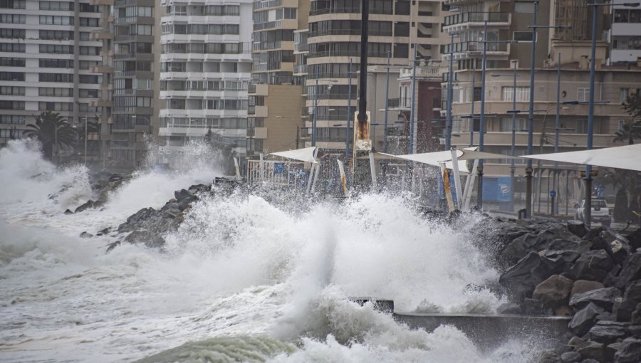 Emiten aviso especial de marejadas entre las costas de Corral y Arica