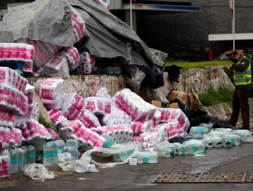 Camión con ayuda para familias de Valparaíso vuelca en curva de Santos Ossa con Av. Argentina