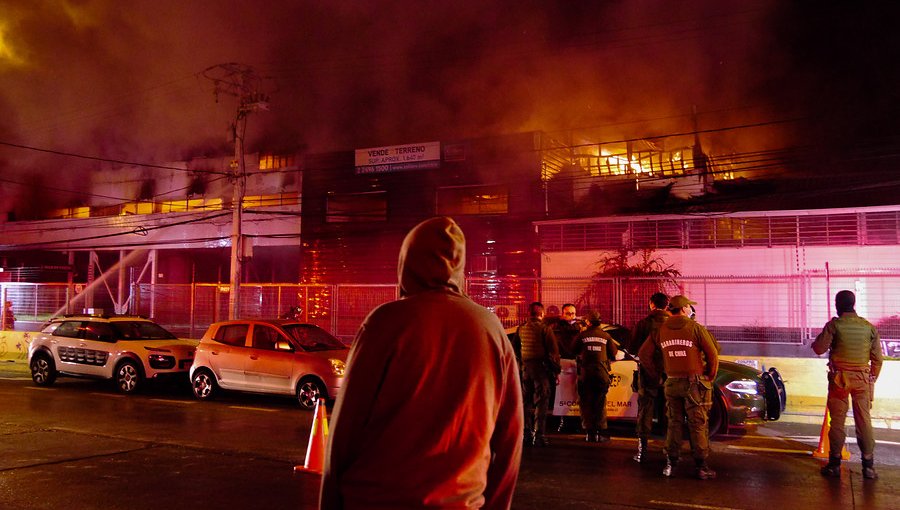 Voraz incendio afectó a bodega de ex fábrica textil en Av. 1 Norte en Viña del Mar