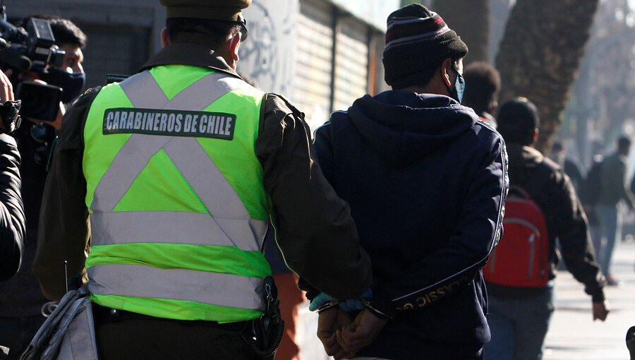 Carabineros detuvieron a hombre que intentó sobornarlos con $1.500.000 en Santiago