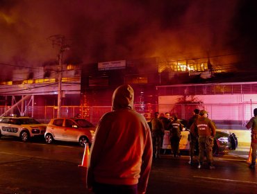 Voraz incendio afectó a bodega de ex fábrica textil en Av. 1 Norte en Viña del Mar