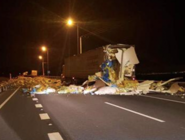 Accidente de tránsito deja desechos médicos en la ruta 5 Norte en La Serena