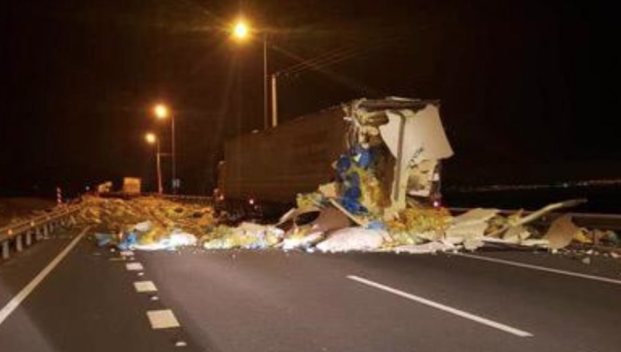 Accidente de tránsito deja desechos médicos en la ruta 5 Norte en La Serena