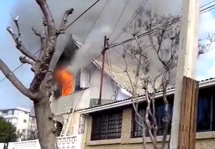 Incendio afecta a vivienda en el 6° sector de Gómez Carreño en Viña del Mar