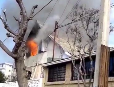 Incendio afecta a vivienda en el 6° sector de Gómez Carreño en Viña del Mar