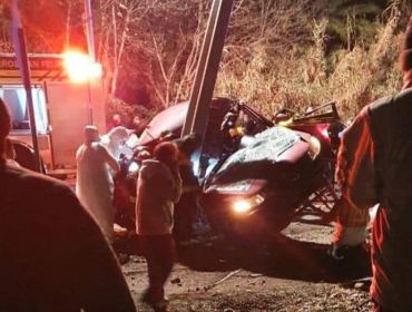 Dos fallecidos y dos lesionados de gravedad deja violento choque de auto con poste en Panquehue