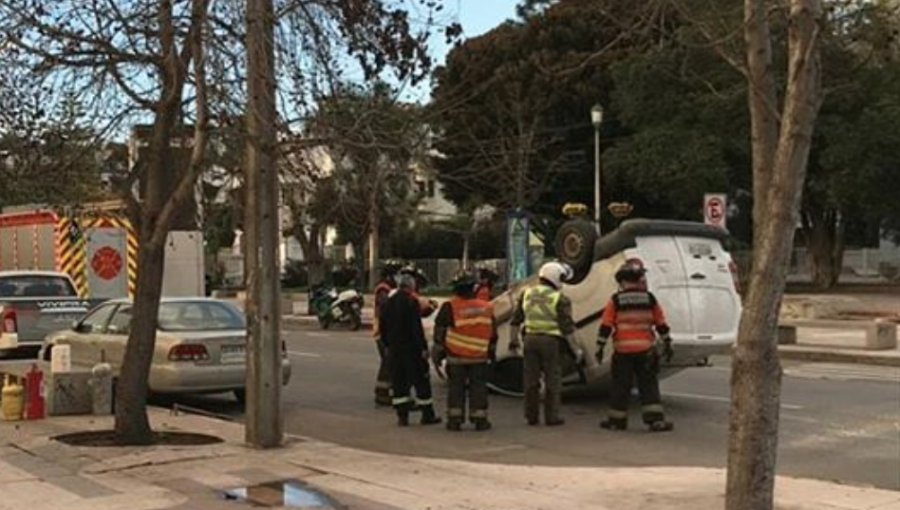 Un lesionado deja volcamiento de vehículo en las cercanías del Casino Municipal de Viña del Mar