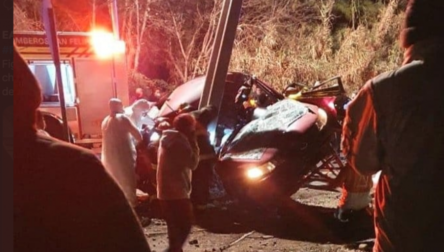 Dos fallecidos y dos lesionados de gravedad deja violento choque de auto con poste en Panquehue