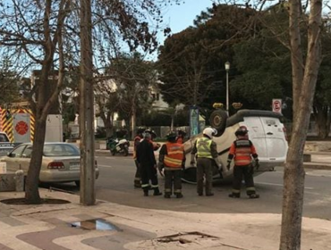 Un lesionado deja volcamiento de vehículo en las cercanías del Casino Municipal de Viña del Mar