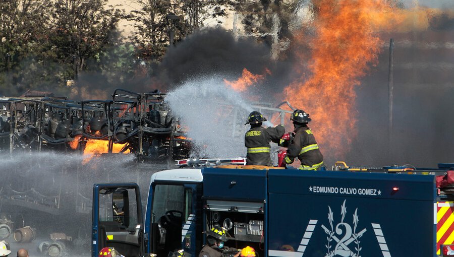 Camión con más de 700 cilindros de gas se incendió en la entrada a Rancagua: Se reportaron explosiones