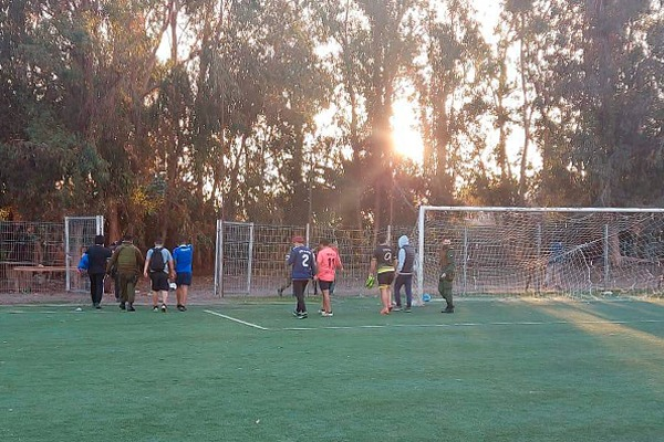 Diez personas fueron detenidas tras ser sorprendidas jugando fútbol en Colina