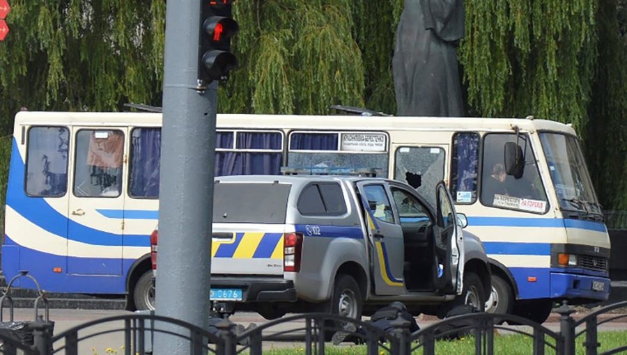 Hombre con explosivos secuestra autobús con 20 personas en Ucrania