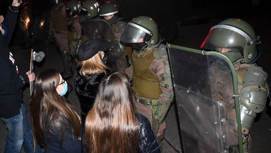 Manifestación deriva en incidentes en las afueras de la casa de Martín Pradenas en Temuco