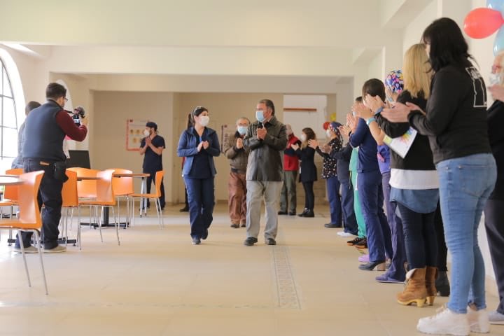 Cinco adultos mayores fueron dados de alta desde residencia en Ñuñoa tras vencer al Covid-19