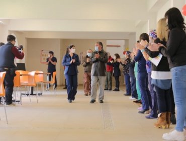 Cinco adultos mayores fueron dados de alta desde residencia en Ñuñoa tras vencer al Covid-19