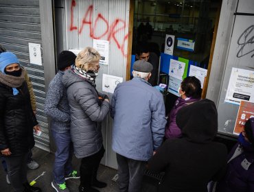 Retiro del 10%: Ministro de Salud pide a la ciudadanía "actuar con calma" y evitar aglomeraciones