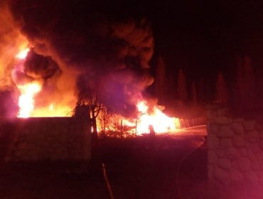 Bodega que almacenaba productos PVC resultó completamente destruida por incendio en Los Andes