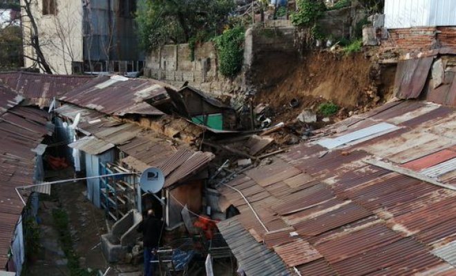 Nuevo derrumbe en Valparaíso: Muro cae sobre casa en sector alto del Puerto