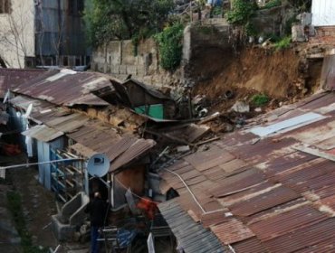 Nuevo derrumbe en Valparaíso: Muro cae sobre casa en sector alto del Puerto