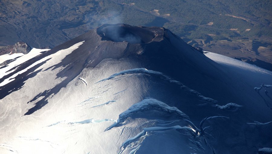 Volcán Villarrica registró sismo de largo período con explosión moderada