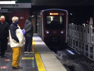 Metro de Santiago anuncia apertura de puertas a las 6:00 desde este martes