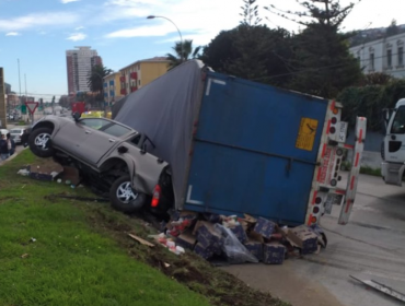 Camión que transportaba mercadería para familias de Valparaíso termina volcado en curva de Santos Ossa con Av. Argentina