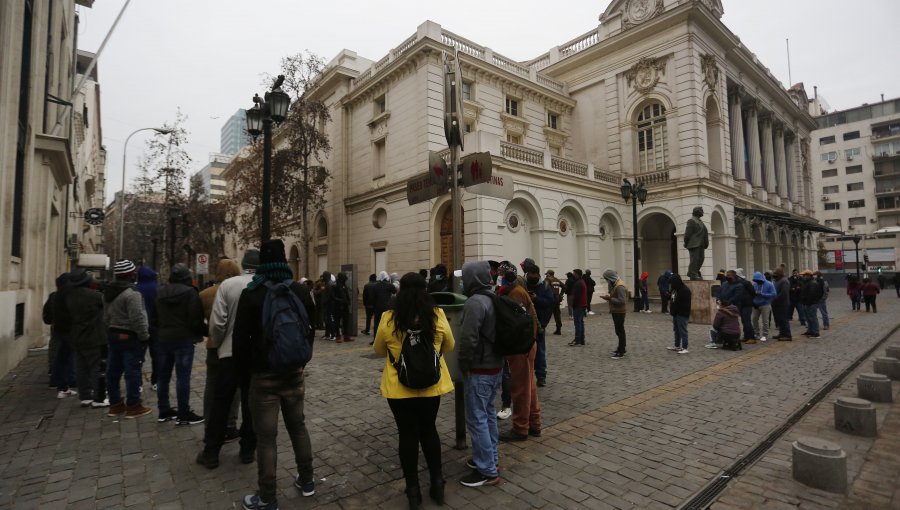 Este lunes volvieron a registrarse largas filas en sucursales de las AFP por retiro del 10%