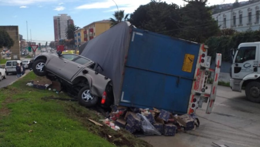 Camión que transportaba mercadería para familias de Valparaíso termina volcado en curva de Santos Ossa con Av. Argentina