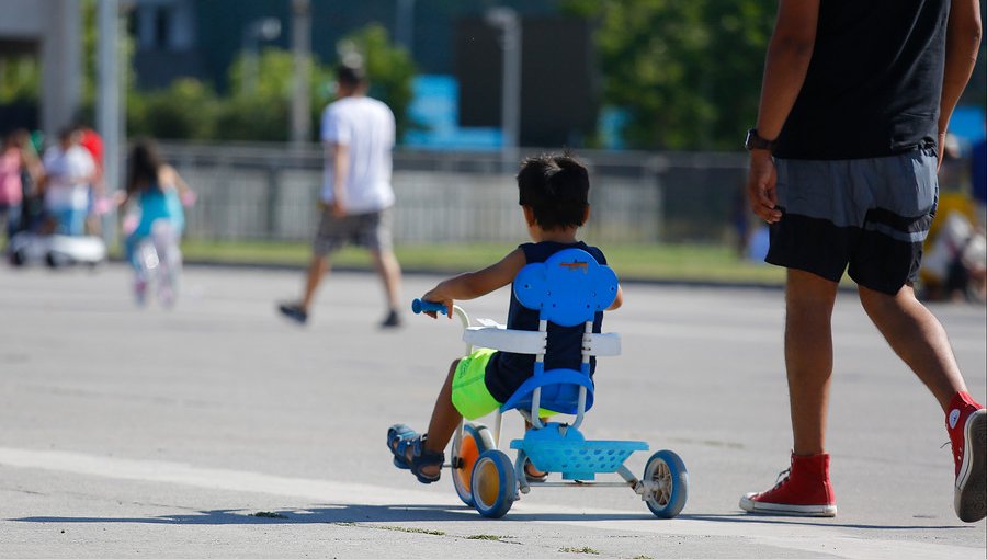 A principios de agosto se prevé la habilitación del permiso para que menores salgan durante cuarentena